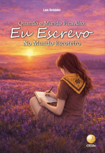 Capa do livro "Quando o Mundo Fica Alto, Eu Escrevo: No Mundo Escoteiro", de Laís Schünke. Ilustração de uma jovem escoteira escrevendo em um campo de lavanda ao pôr do sol.