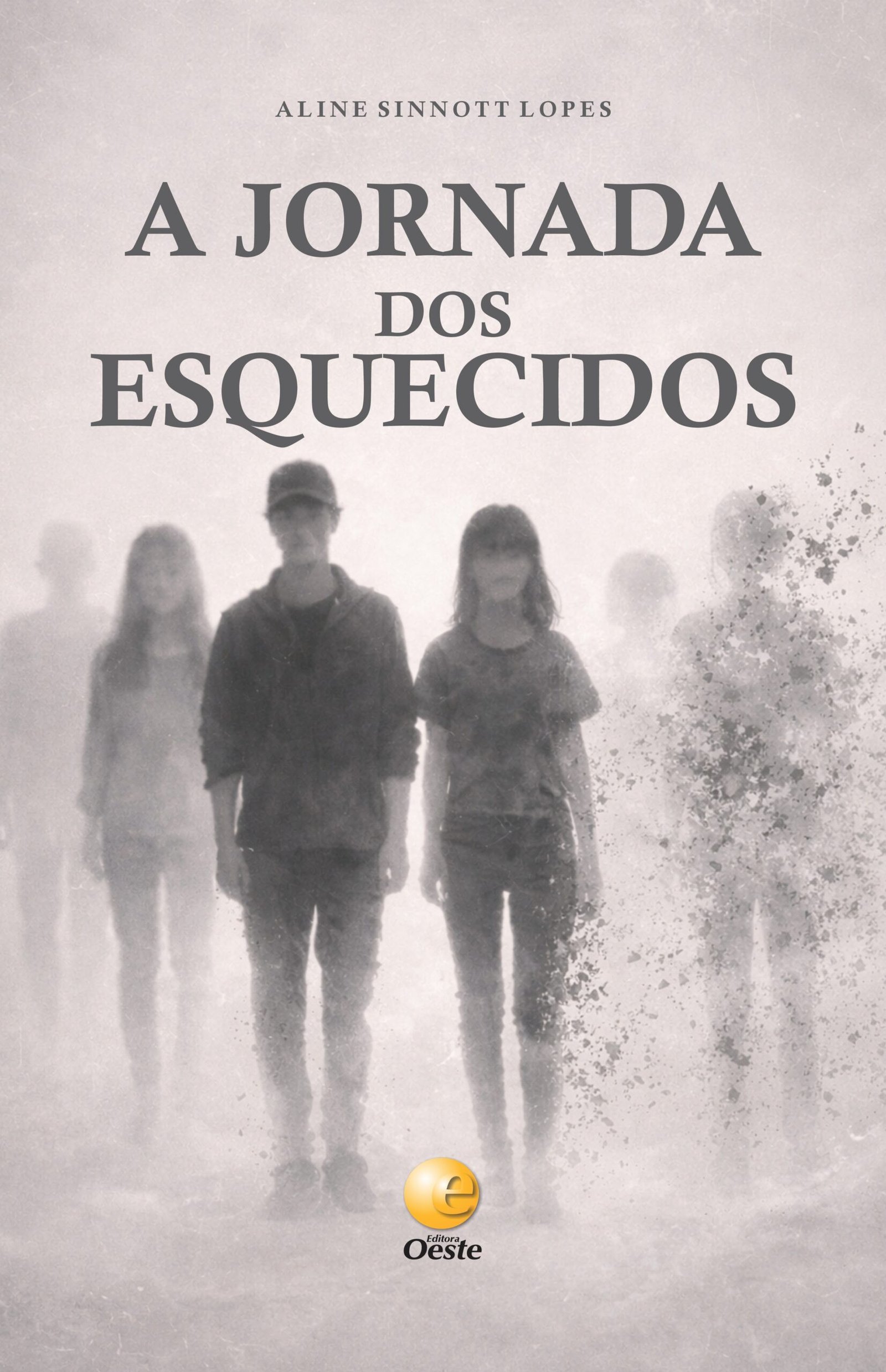 Capa do livro 'A Jornada dos Esquecidos' de Aline Sinnott Lopes. Na parte superior, o nome da autora e o título em letras pretas e elegantes. No centro, uma imagem artística em tons de cinza mostra jovens caminhando em meio a uma névoa ou fumaça, com suas formas se desfazendo nas bordas. Na parte inferior, o logotipo circular dourado e azul da Editora Oeste