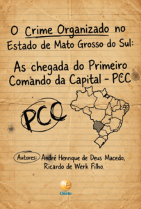 Capa do livro impresso sobre fundo texturizado imitando papel antigo bege pautado. Na parte superior, lê-se o título em letras pretas manuscritas: 'O Crime Organizado no Estado de Mato Grosso do Sul: As chegada do Primeiro Comando da Capital - PCC'. No centro, à esquerda, há uma marcação circular preta com a sigla 'PCC' e, à direita, o desenho do mapa do Brasil destacando o estado de Mato Grosso do Sul com hachuras transversais. Na parte inferior, constam os nomes dos autores André Henrique de Deus Macedo e Ricardo de Werk Filho, e a logomarca dourada e azul da Editora Oeste